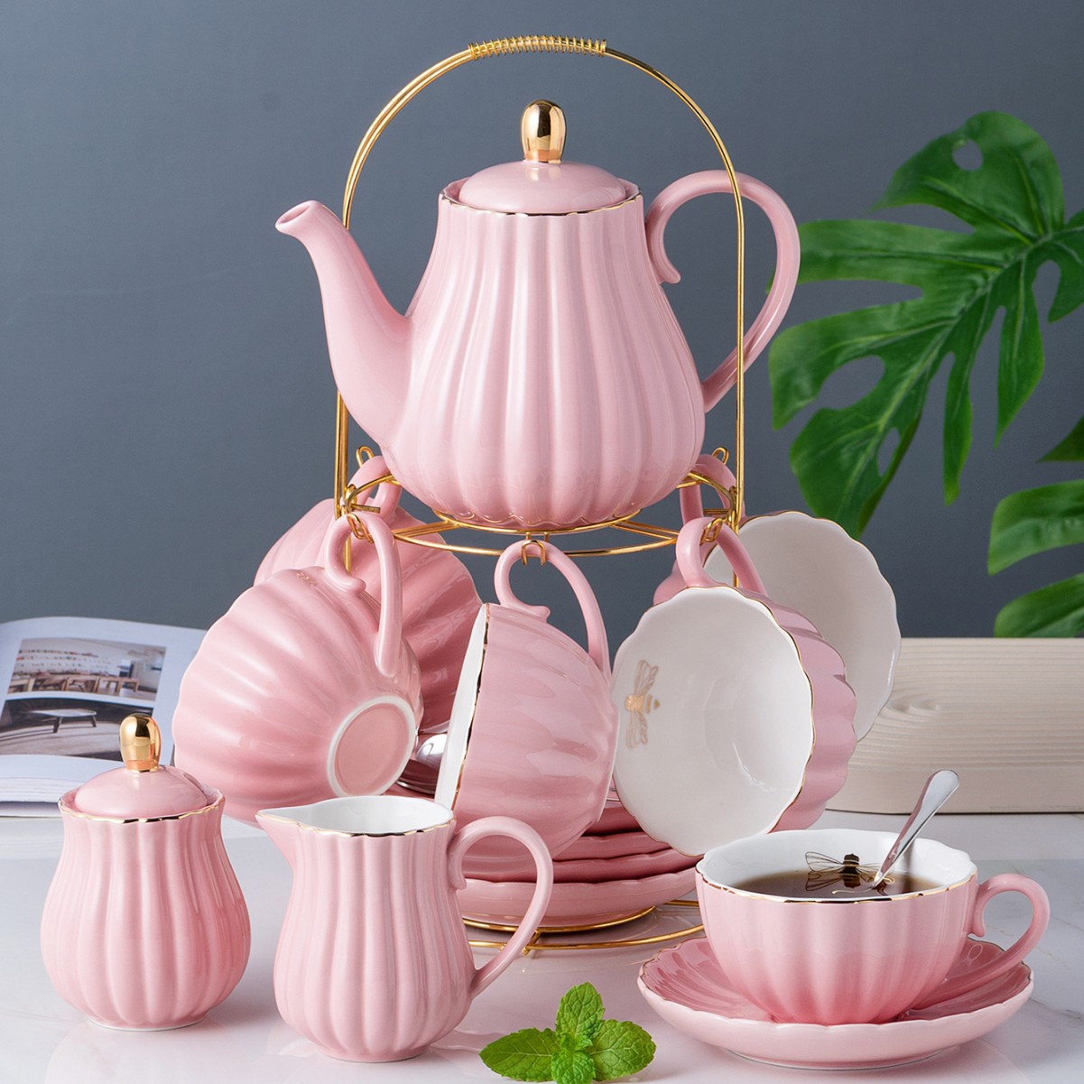 Rayas de abeja dorada Una olla de cuatro tazas Plato de café japonés Juego de tetera fría Juego de esmalte de color y té de flores doradas Cerámica