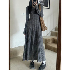 韩版高级感针织连衣裙女秋冬新款修身显瘦时尚坑条长袖打底毛衣裙