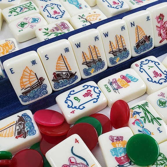 Best-selling luxury foldable acrylic American mahjong set with turtle and amber ladybug carvings