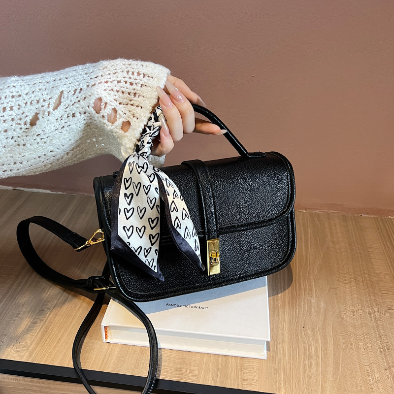 2023 autumn and winter new style light luxury versatile high-end women's retro crossbody handheld small square bag_voghion.com