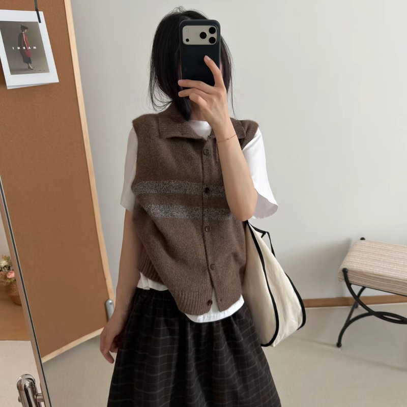 Brown high-neck knitted vest with a European design aesthetic by Maillard, for women, suitable for layering as an outerwear piece in autumn and winter Brown high-neck knitted vest with a European design aesthetic by Maillard, for women, suitable for layering as an outerwear piece in autumn and winter