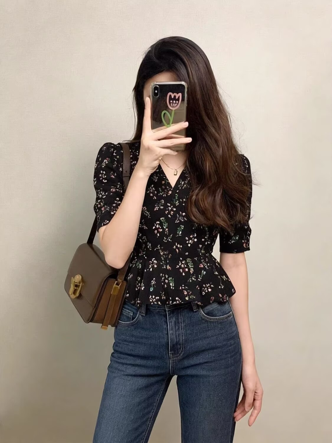 Áo sơ mi nữ cổ V tay bong bóng họa tiết hoa đen thắt eo — Hoa màu đen