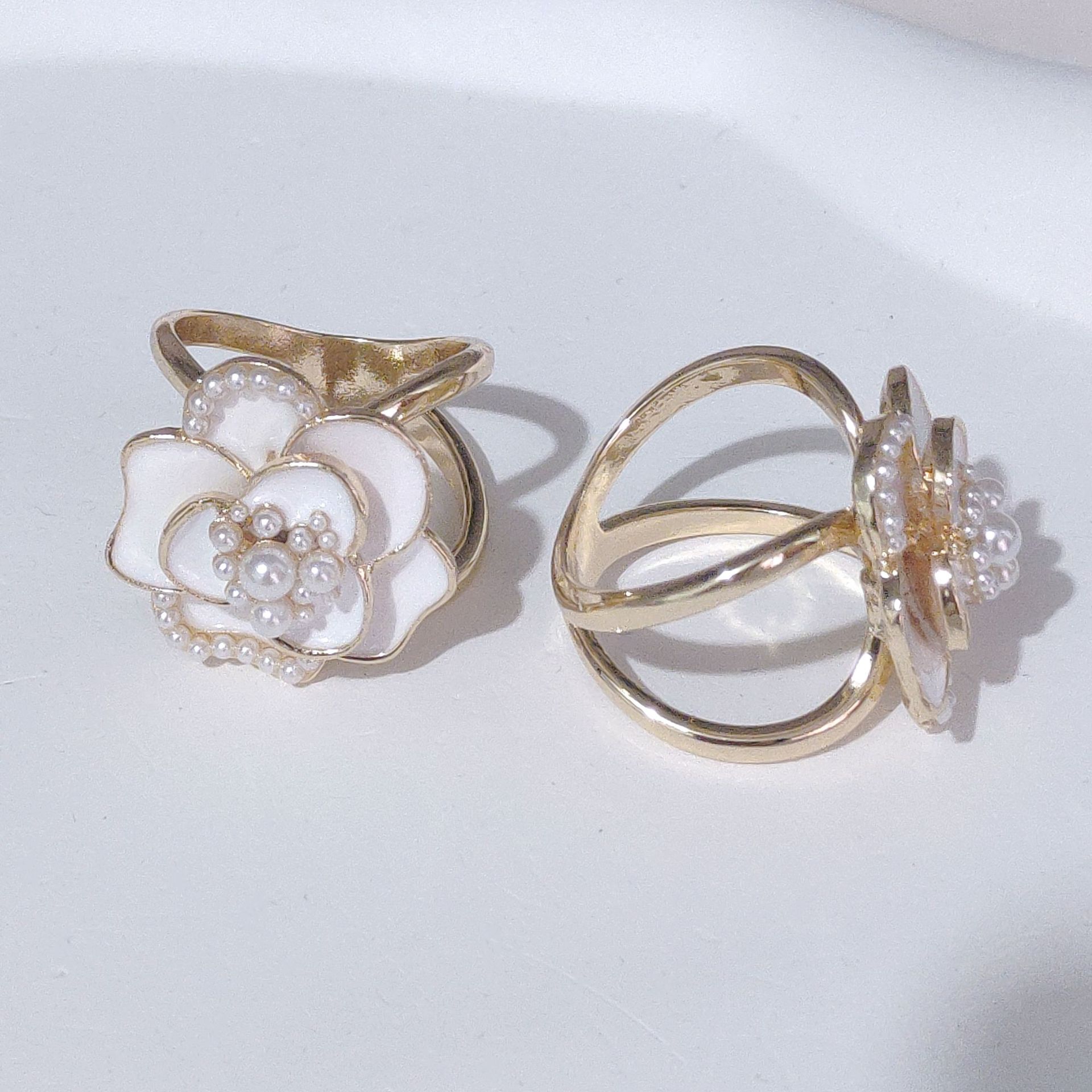 Corea del Sur multi-funcional bufanda hebilla de alta calidad perla moda nueva Camelia windbreaker cinturón hebilla de alta gama joyería al por mayor