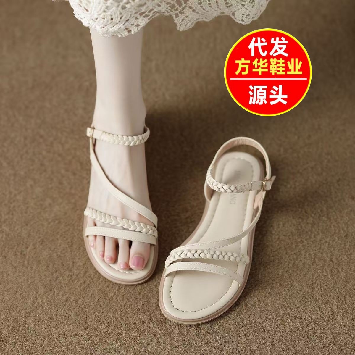 2026 moda de verano versátil y cómodo ligero de fondo suave sandalias de estilo romano plana antideslizante desgaste sandalias de hebilla