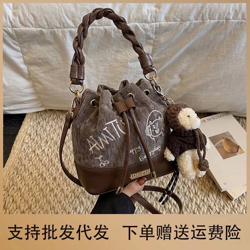 High-quality, stylish, and trendy casual shoulder bag, crossbody bag, and tote bag for women, with a large capacity and versatile design