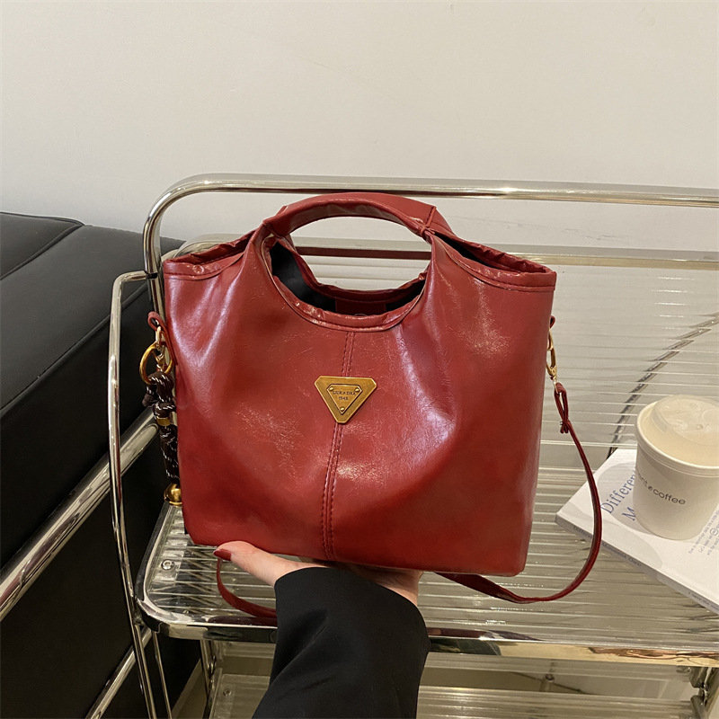 Bolso de mano retrógrado nicho mujer 2025 nuevo estilo de piel de cera de aceite para viajar bolso de hombro de gran capacidad relajado mochila