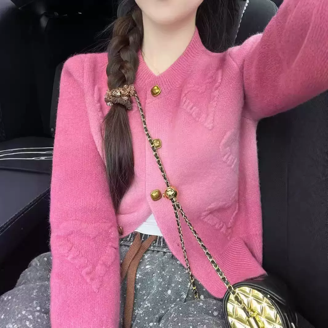 韩版渐变粉色立体爱心毛衣女秋冬新款小香风修身气质针织开衫女