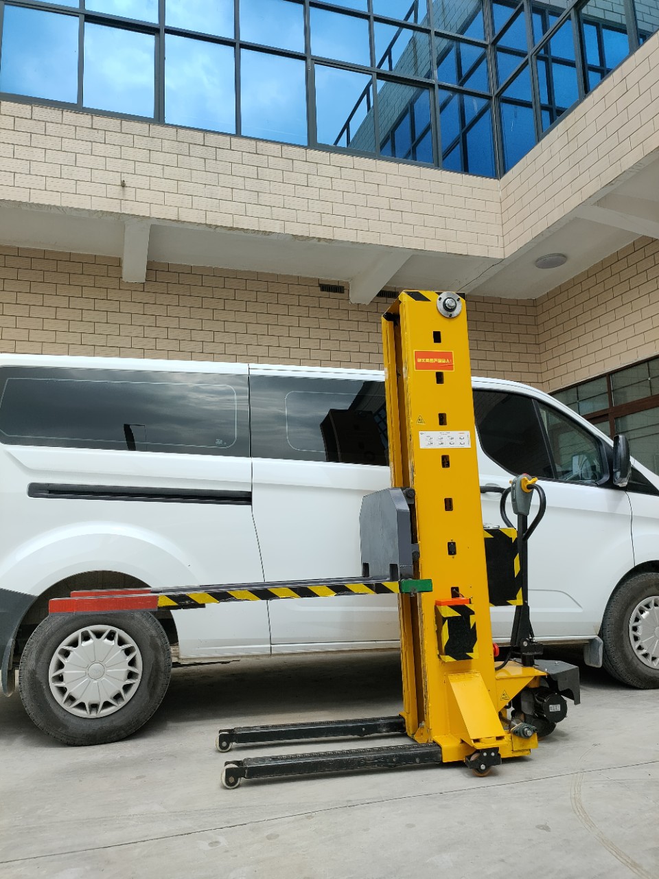 随车叉车1.5吨站驾式随车叉车高空起升随车吊座驾式高效升降电动