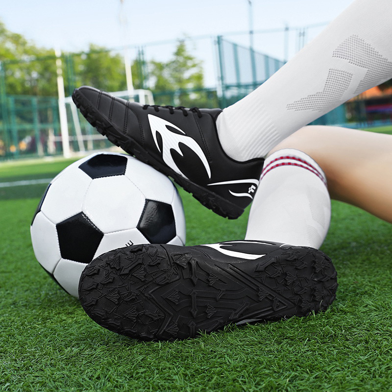 Nuevos zapatos de fútbol antideslizantes transfronterizos, zapatos de entrenamiento de fútbol de clavos cortos para adultos, niños y niñas.