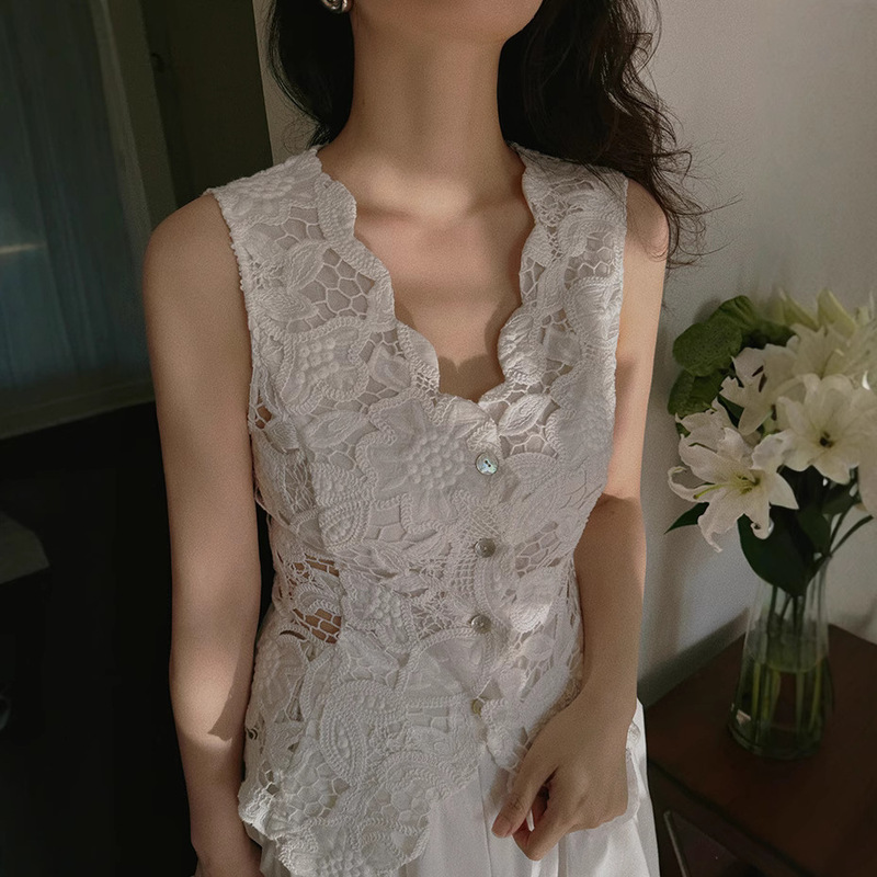 in stock Summer 2025 Elegant French Niche Design Top Retro Heavy Industry White Hollow Embroidered Waisted Slim-fit Vest