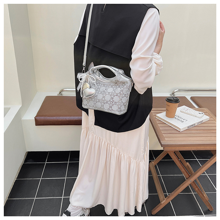 Summer fashion women's versatile hand-held niche crossbody design 2025 simple crossbody bucket bag, new Korean style for commuting undefined
