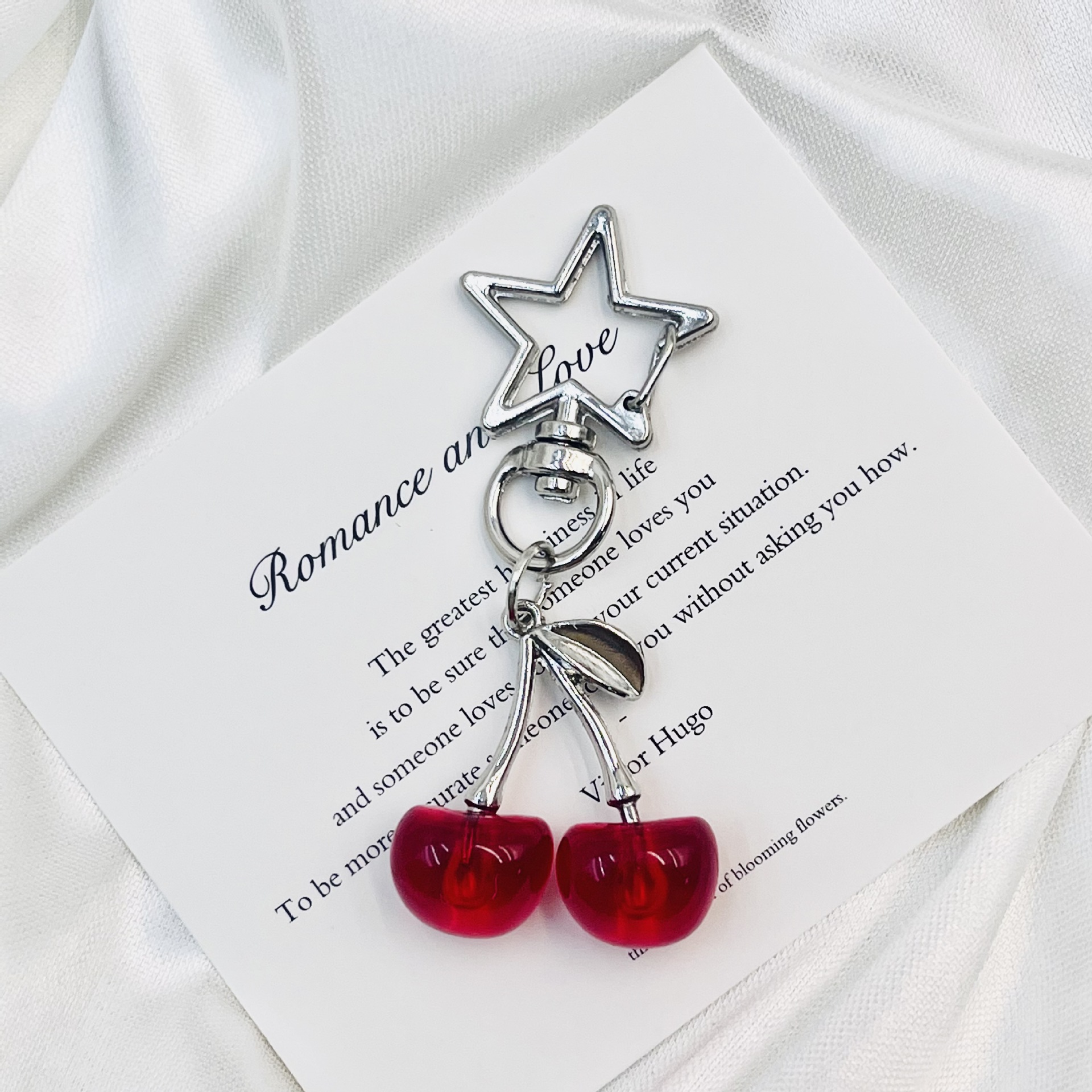Kreativer Metall-Schlüsselanhänger in Kirschform mit Fünfzackigem Stern, Simulierter Fruchtanhänger, Mädchen-Taschen-Schlüsselring, Niedliche Dekoration, Geschenk – Detail 7