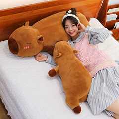 腹ばいタイプのカピバラは枕を抱いて女の子が寝ます。