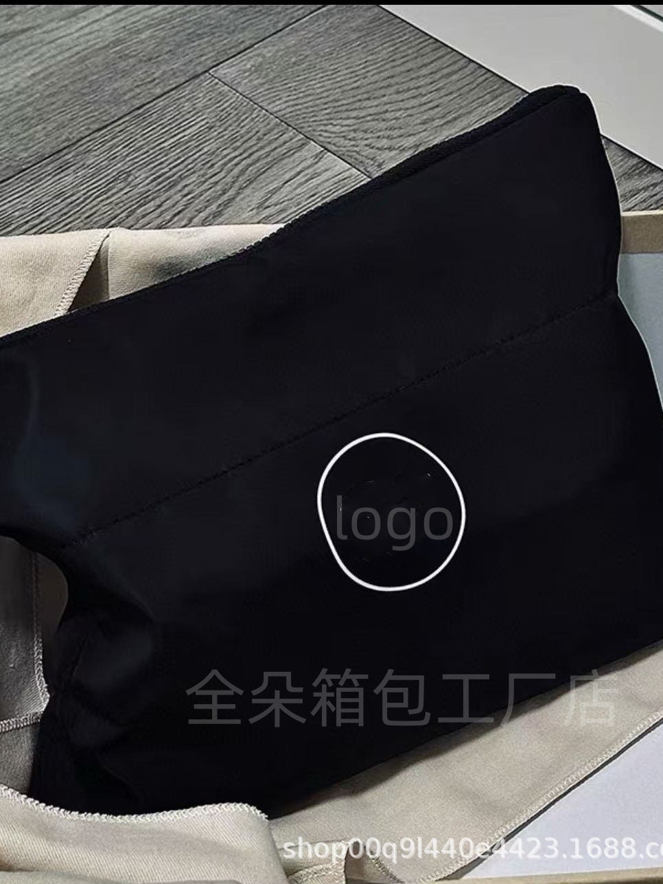 新しいファッショントレンドのダウン綿化粧バッグ2024工場卸売りバッグ大容量携帯化粧代発
