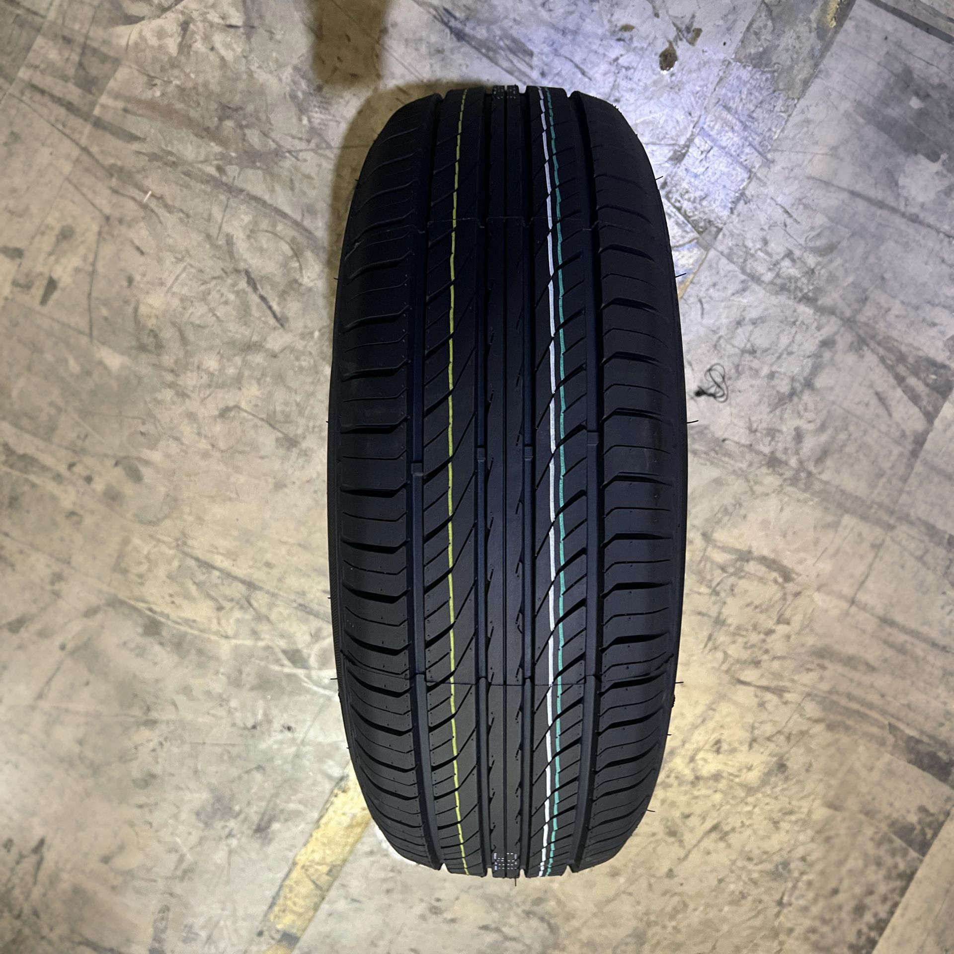 Neumáticos para automóviles R15R16R17 Neumáticos para automóviles multitamaño al por mayor y al por menor