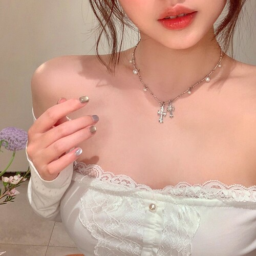 American double-layer ~ Pearl cross hot girl wearing necklaces for women with high-end light luxury niche clavicle chain neckchain trend