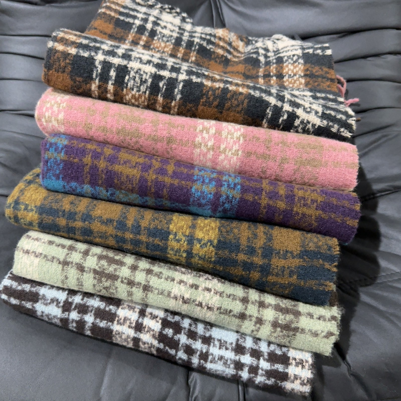 Retro-Design mit totem Blattpulver-Imitat-Kaschmirschal für Damen im Winterambiente mit warmem Lätzchen und großem Schal_voghion.com