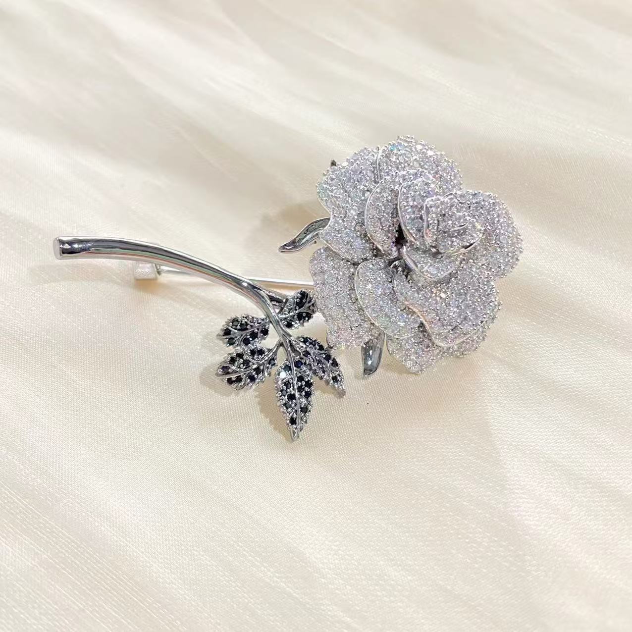 New Chinese Style Rose High-End Dual-Color Electroplated Brooch Versatile Elegant Coat Accessory_voghion.com