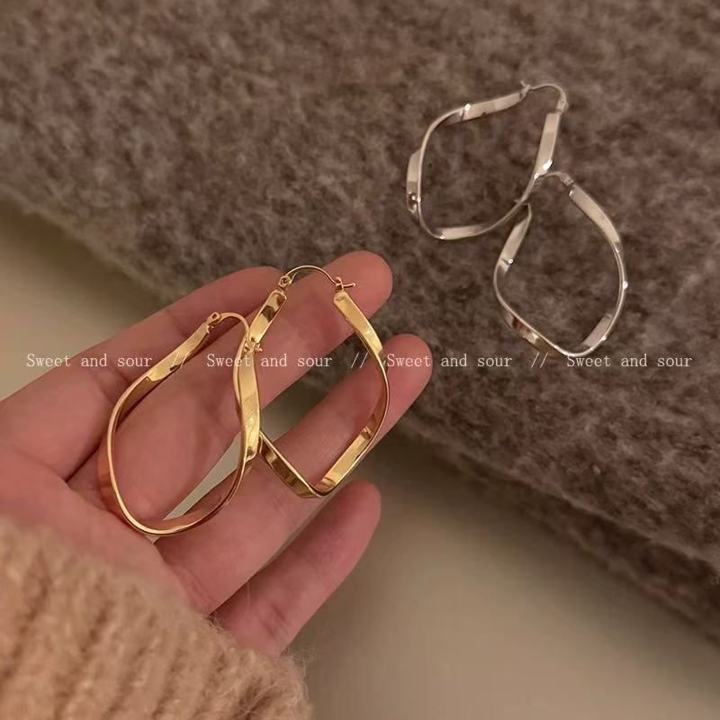 French Möbius Ring Gold Pigment Hoop Earrings for Women 2025 New Accessible Luxury High-End Earrings for Square and Round Faces