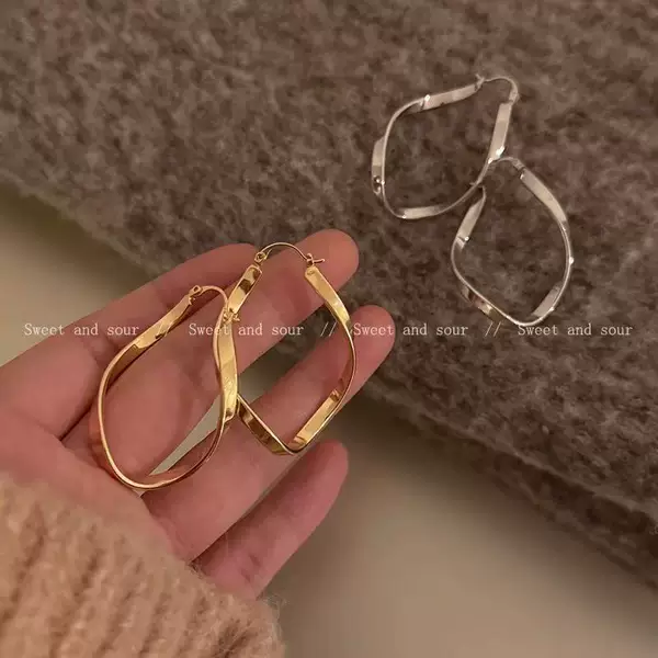 French Möbius Ring Gold Pigment Hoop Earrings for Women 2025 New Accessible Luxury High-End Earrings for Square and Round Faces