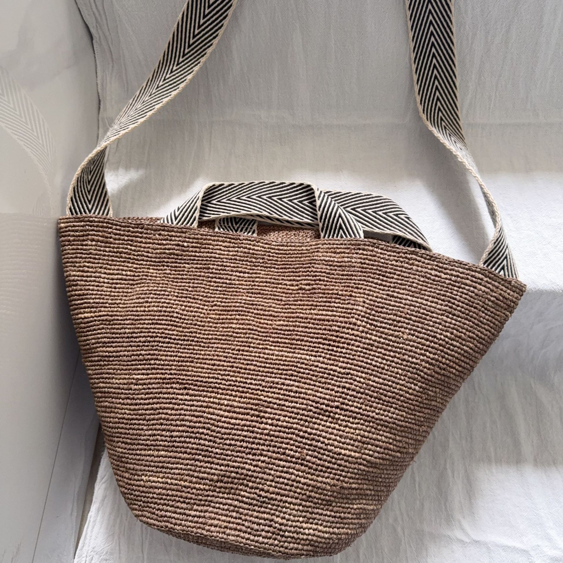 Women's Summer Raffia Woven Bag Large Capacity Crossbody Bag Beach Vacation Bucket Tote Handbag Solid Color - Thumbnail 6
