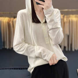 2025春夏薄款精纺羊毛女连帽排扣纯色卫衣宽松休闲套头针织打底衫