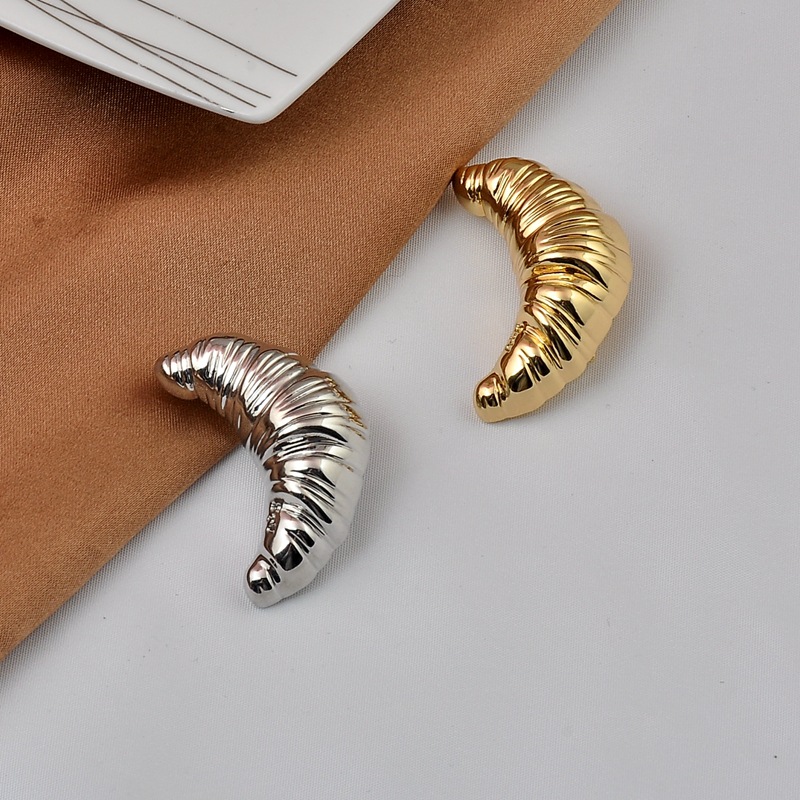 Internet celebrity horn bread brooch female 2023 spring new niche design temperament exquisite high sense pin