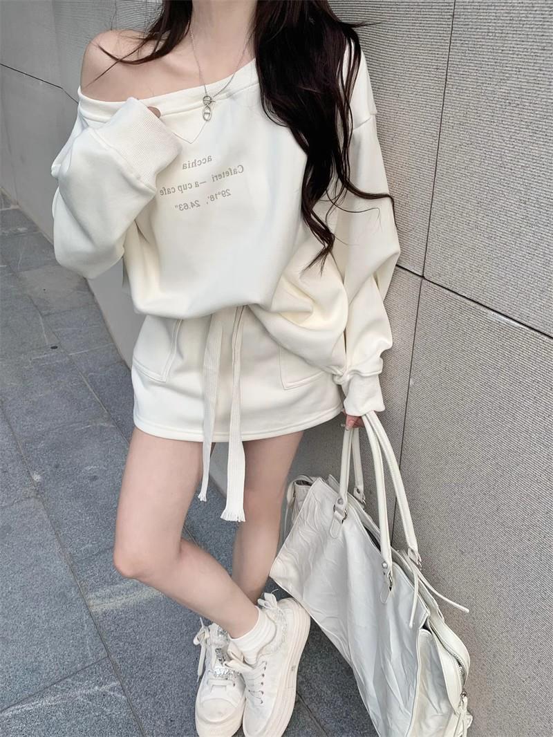 休闲运动两件套米白色一字肩印花长袖卫衣女装秋季卫裙半身裙套装