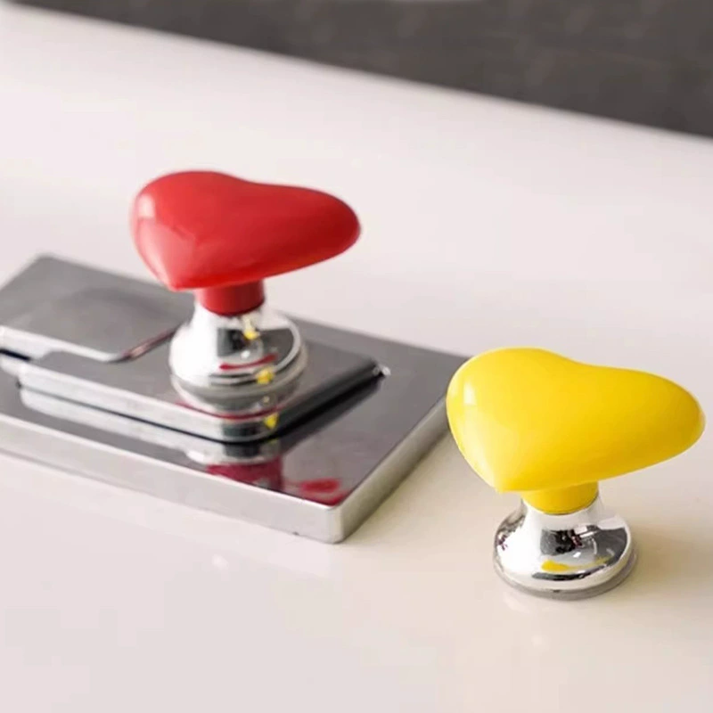 Цветное сердцевидное нажатие на кнопку смыва унитаза в ванной комнате