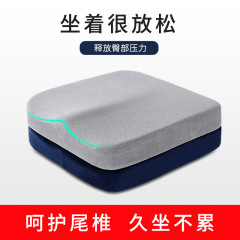四角いクッションはゆっくりとリバウンドして記憶綿の四季通用の座布団を弾きます。