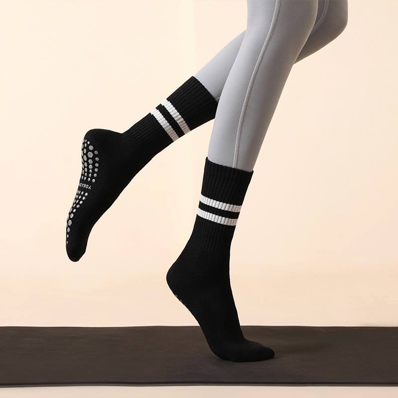 Calcetines de yoga profesionales al por mayor para mujer, calcetines deportivos de Pilates de algodón puro a rayas antideslizantes de longitud media, especiales para primavera, gruesos.