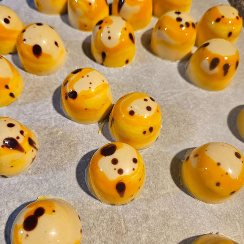 Venta directa de fábrica 32 molde de chocolate semicircular tridimensional hecho a mano molde de caramelo de chocolate transparente de plástico duro de bricolaje al por mayor