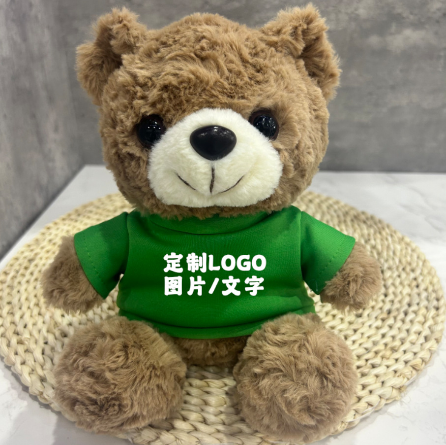 Los juguetes de peluche lindos se pueden combinar con logotipos impresos para enviar muñecas de muebles a amigos y vecinos.