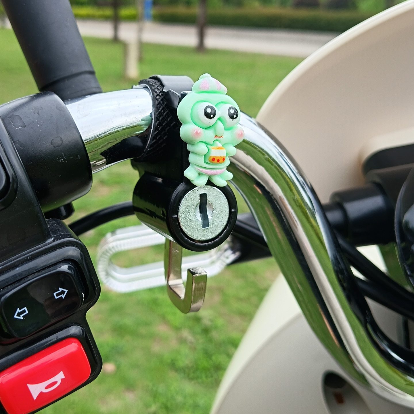 Cartoon Helmet Lock for Bicycles, Electric Vehicles, Motorcycles, Scooters, Mountain Bikes, Baby Strollers, Multifunctional Anti-Theft Lock Hook