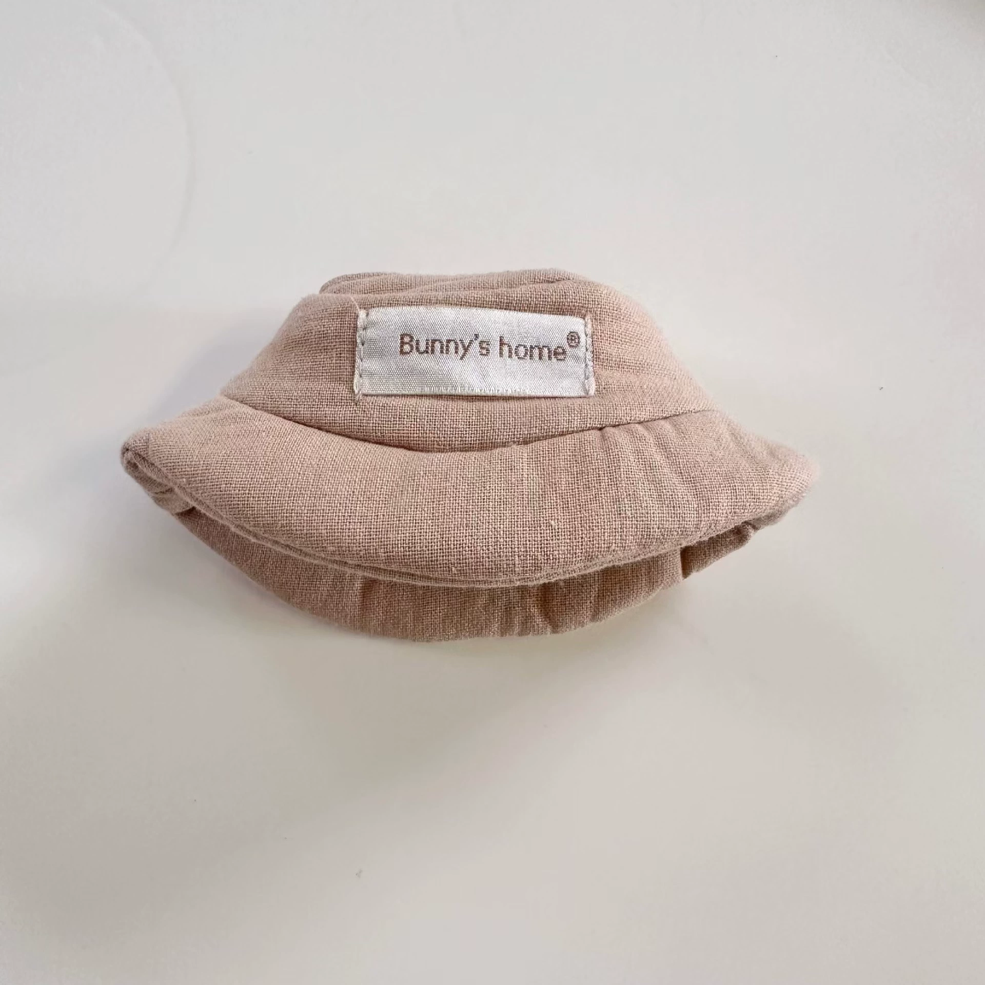 Лабубу Labubu сидит в джинсах, fisherman's шляпа, одет в милые простые детские наряды