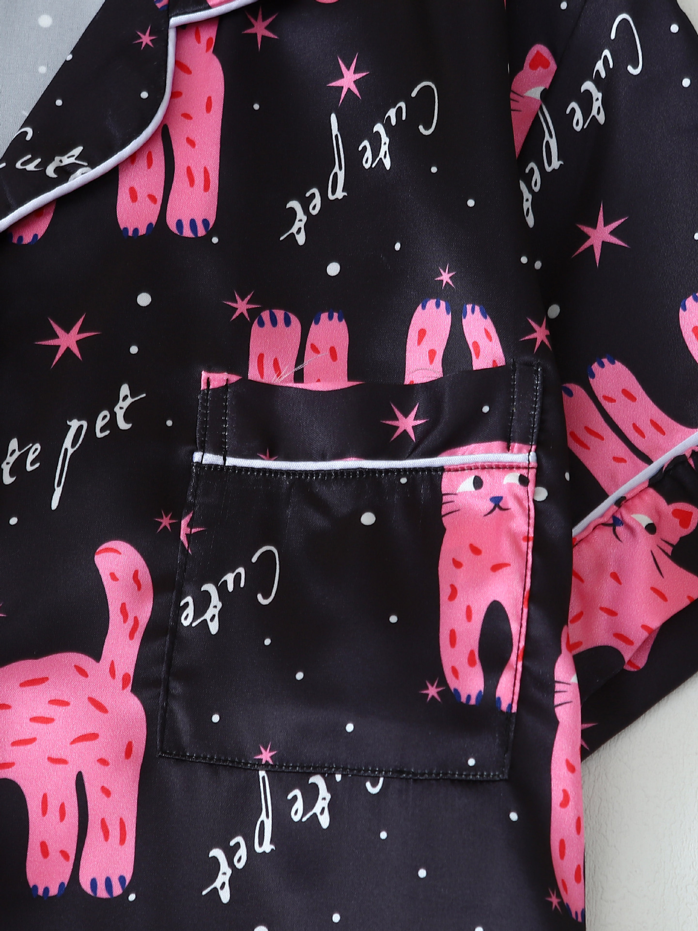 Dam pyjamas set satin svart kattryck kortärmad knapp_voghion.com