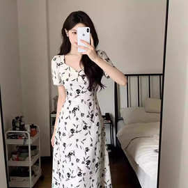 方领茶歇法式连衣裙女2026年夏季新款不规则开叉遮肉显瘦碎花裙子