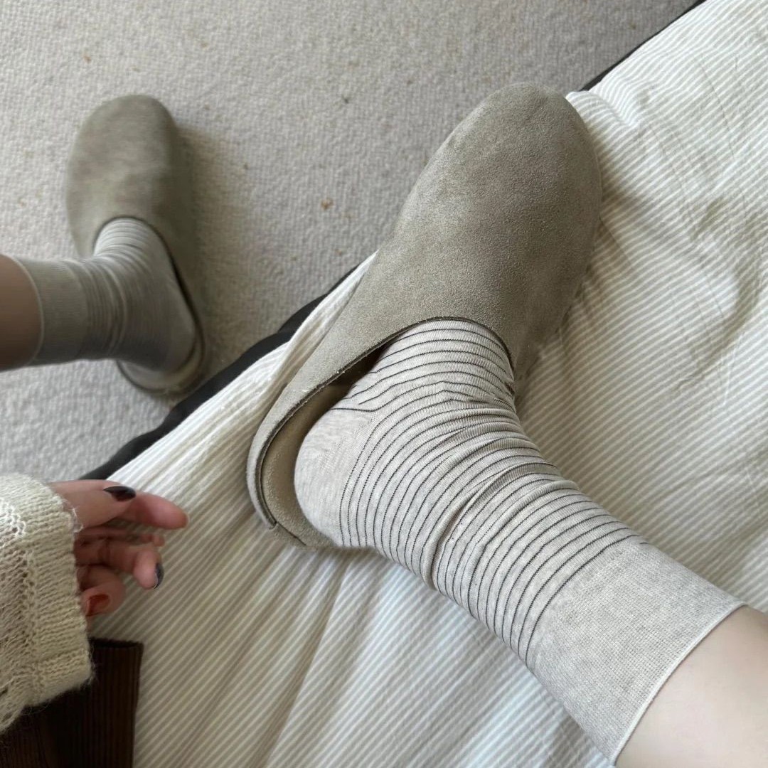Retro brown pinstriped mid-calf socks, seamless, versatile, breathable slouch socks, black, white, and gray Australian cotton casual calf socks.