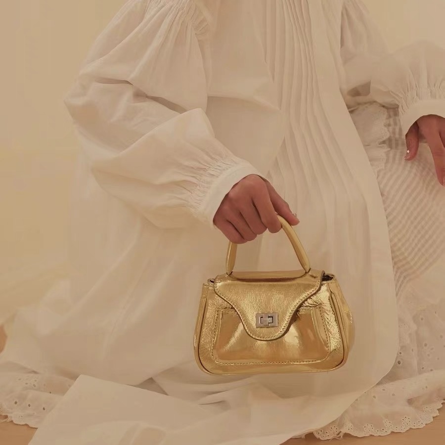 2024 Nieuwe Koreaanse niche-ontwerp hoofdlaag oliewas koeienhuid draagbare crossbody tas, schouder crossbody, eenvoudig en casual_voghion.com