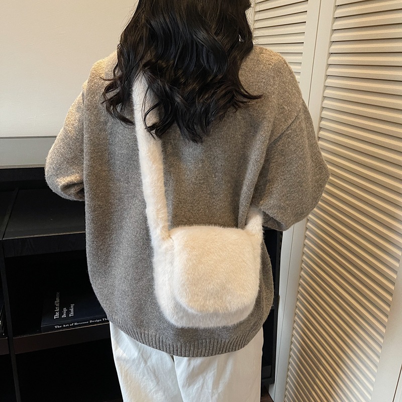 Bolso de lana de lana de mujer 2025 nuevo estilo popular otoño invierno nicho exquisito bolsa de silla para salir bolso de hombro de mujer