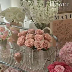 3頭のカプチーノのバラの花束は花を模倣してリビングの食卓を飾って花を飾っています。