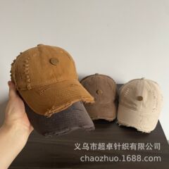 親子の四季野球帽の子供は古い穴を割った金属製の野球帽を作っています。