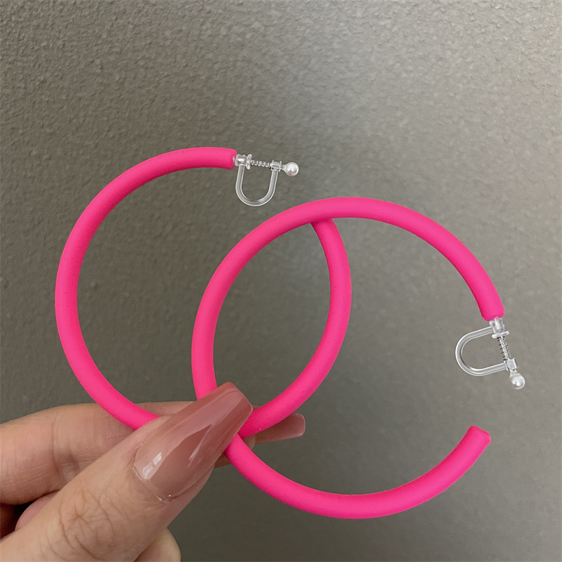 0602 귀 피어싱 없이 착용 가능한 형광 로즈 레드 초대형 C 플라스틱 스프링 이어 클립