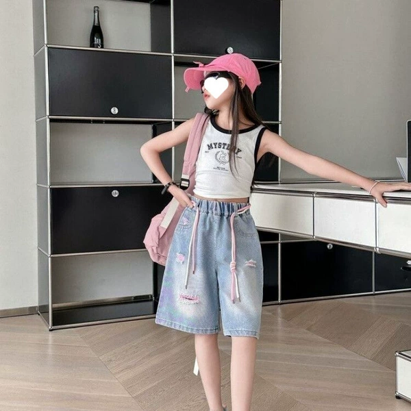 Pink ripped five-point shorts