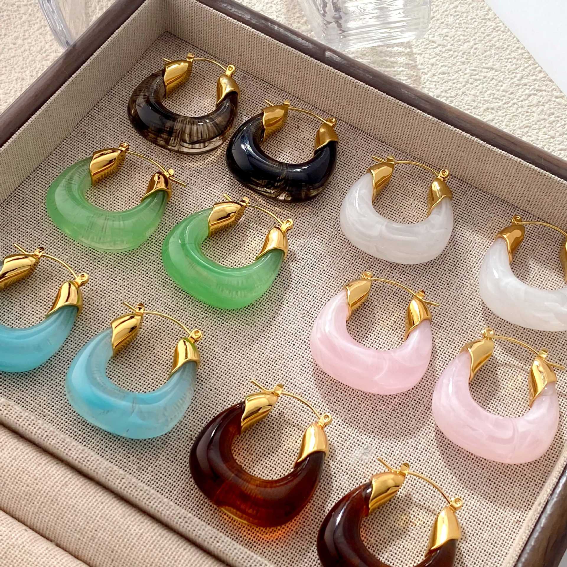 Light Luxury Style Resin Ear Cuffs, Available in Multiple Colors, Versatile Earrings, U-Shaped Semi-Transparent Resin Niche Minimalist Commuter Earrings