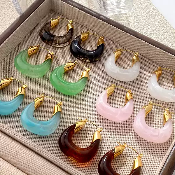 Light Luxury Style Resin Ear Cuffs, Available in Multiple Colors, Versatile Earrings, U-Shaped Semi-Transparent Resin Niche Minimalist Commuter Earrings