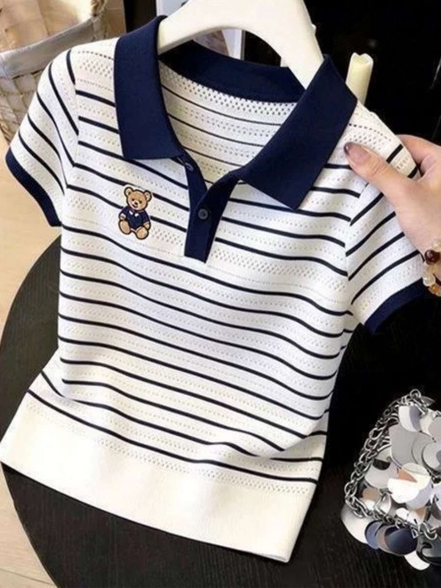 Áo thun polo nữ tay ngắn sọc kẻ họa tiết thêu gấu — Xanh lông mòng đen chi tiết 2