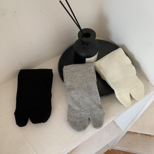 Spring and summer thin solid color vertical two-toe socks mid-tube women's socks basic Korean style ins toe socks pile socks