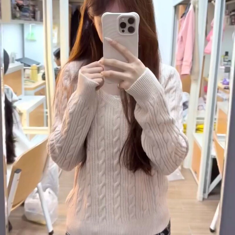 Gray V-neck sweater for women, new autumn and winter college style, long-sleeved, twisted design, high-end, niche, simple knit top Gray V-neck sweater for women, new autumn and winter college style, long-sleeved, twisted design, high-end, niche, simple knit top