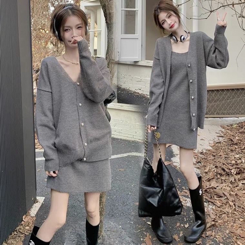 배를 가리고 밖에서 입을 수 있는 새로운 가을 임산부 옷. 작은 니트 스웨터 서스펜더 스커트는 얇고 살을 숨깁니다. 캐주얼 투피스 슈트